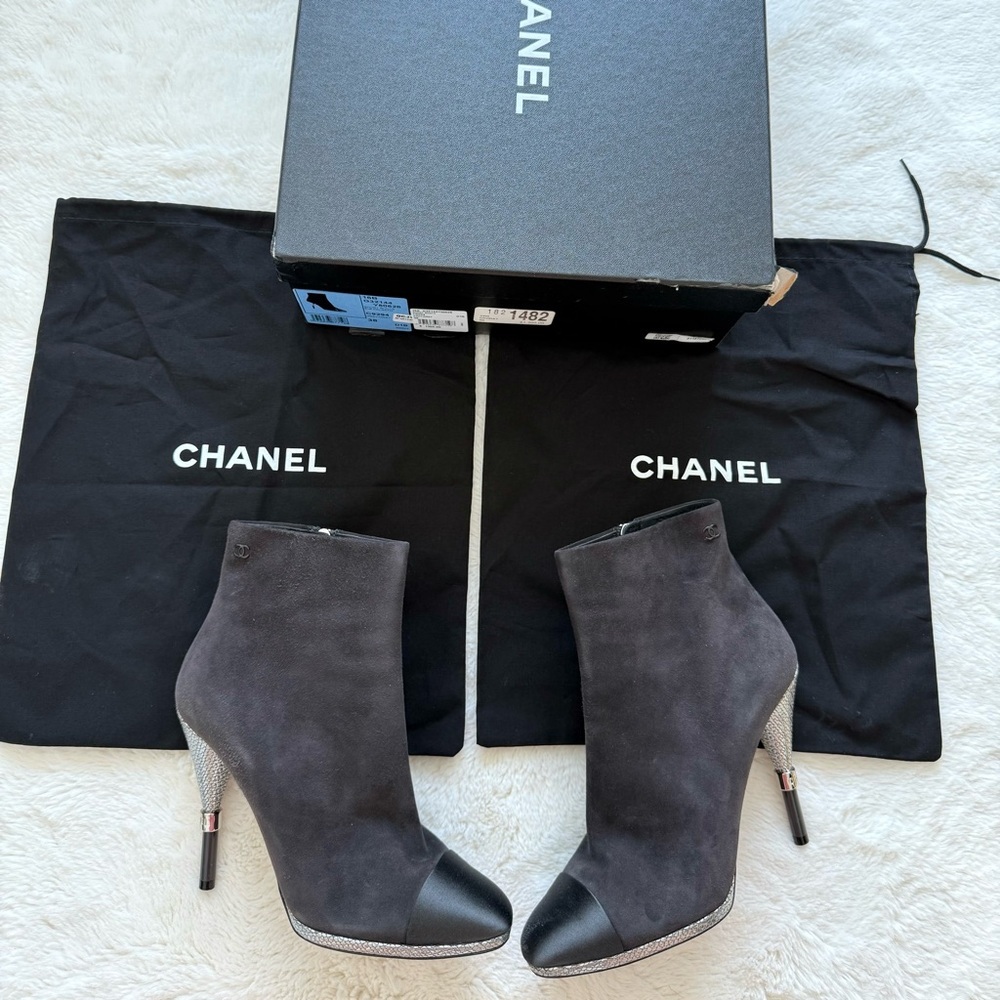 CHANEL women suede dark grey boots size 38 EU Authentic Retail 1750$ - Picture 11 of 12